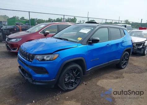 2024 Jeep Compass Latitude 4X4 z USA, uszkodzony, nr VIN 3C4NJDBN4RT106311